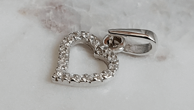 Серебряный кулон с сердечком — украшение, которое сочетает современный дизайн и вечные ценности любви, нежности и искренних чувств